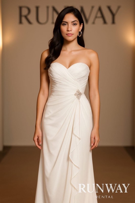 Vestido Moda color blanco hueso de tirantes y cola larga para novias