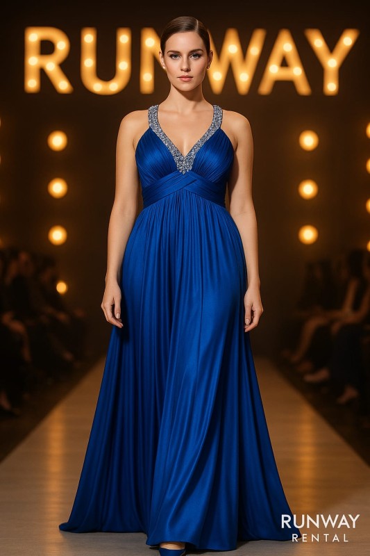 Vestido Azul brillante con piedras en frente y tirantes al cuello.