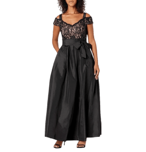 Vestido Negro con encaje en la parte superior y hombros afuera con tirantes. Fajón ancho para hacer lazo en frente o atrás. Falta con elegante plisado ancho y brillante.
