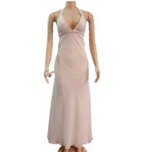 Vestido Galina by David Bridal's color blanco tipo halter, con lazo largo y escote profundo en V, espalda afuera