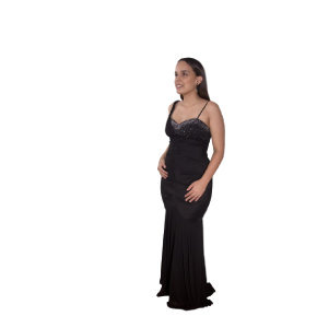 Vestido tipo sirena, fruncido a lo lados y piedras en frente.