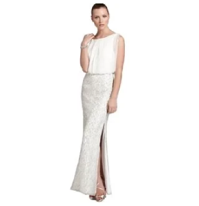 Vestido Aidan Mattox Color Blanco hueso, con falda con decorado de piedras y lentejuelas, abierto a ambos lados. Tipo tubo.