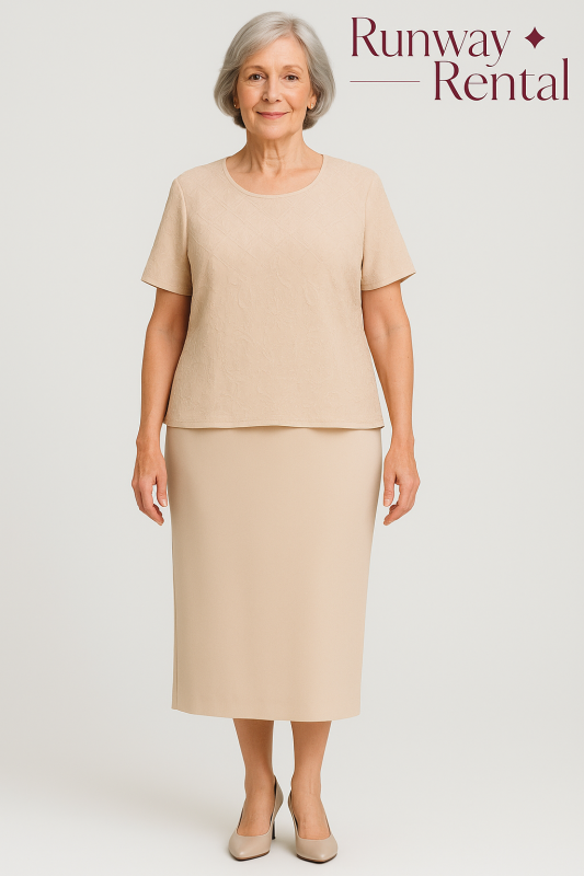 Vestido beige, tipo Blusa y Falda, con piedras en la blusa a media pierna.